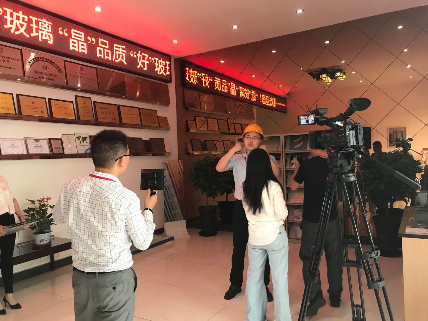 Shanghai Television Station's filming and interview of Haojing Glass, which has obtained the "Shanghai Brand" certification